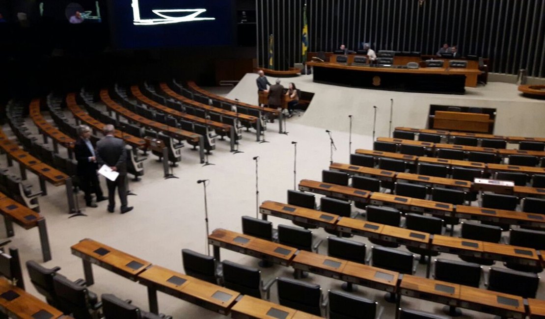Só 5 dos 513 deputados aparecem na Câmara e sessão é cancelada