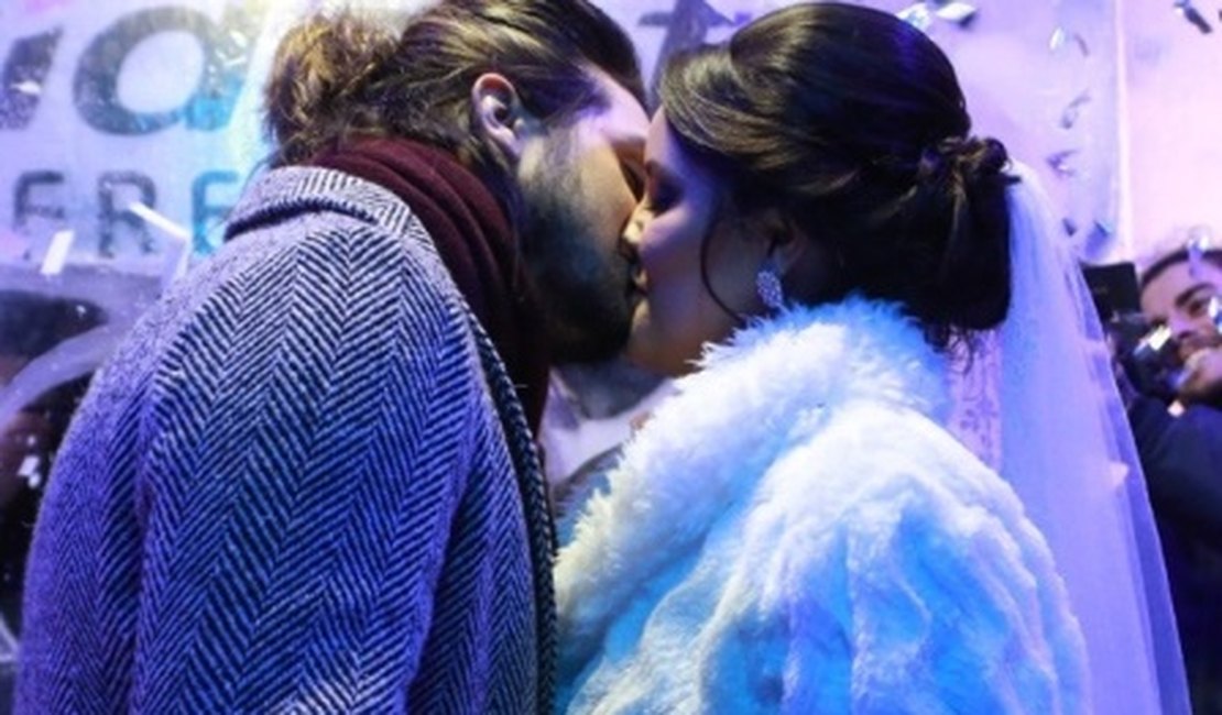 Luan Santana 'se casa' com fã - com direito a beijo, em festa junina