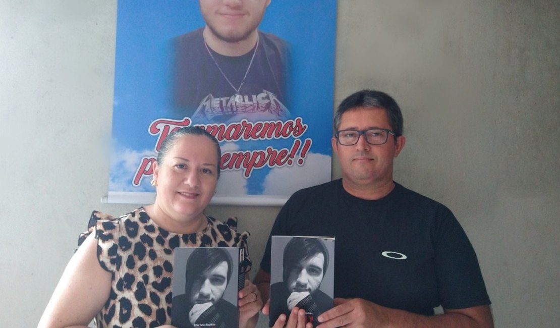 Pais descobrem e lançam livro deixado por filho acometido por câncer
