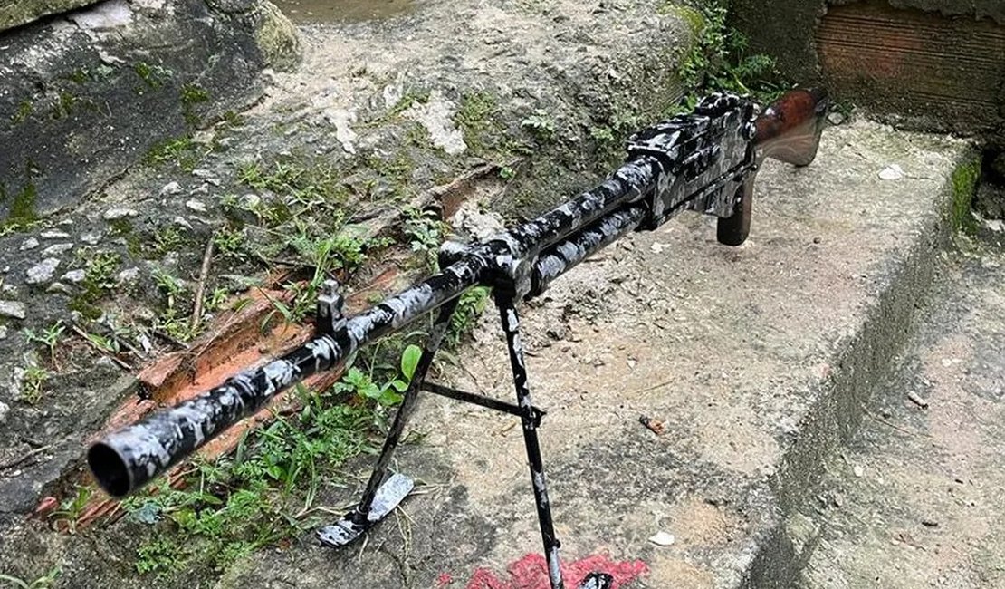 Polícia apreende metralhadora ponto 30, arma usada em zona de guerra, durante operação no São Carlos, no Rio
