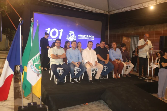 Luciano Barbosa inaugura praça reformada e nova Arapiraquinha, no Jardim Esperança, em Arapiraca; assista