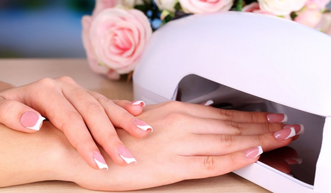 Anvisa proíbe duas substâncias usadas em esmaltes e unhas em gel por risco de câncer e infertilidade