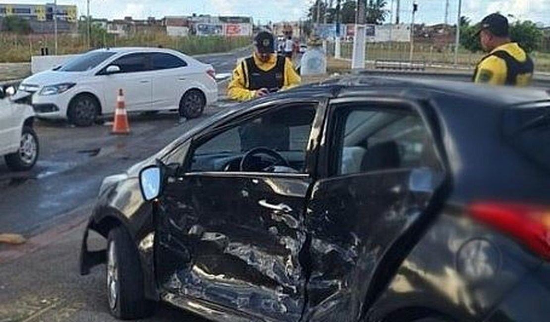 Colisão entre carros deixa homem ferido na parte alta de Maceió