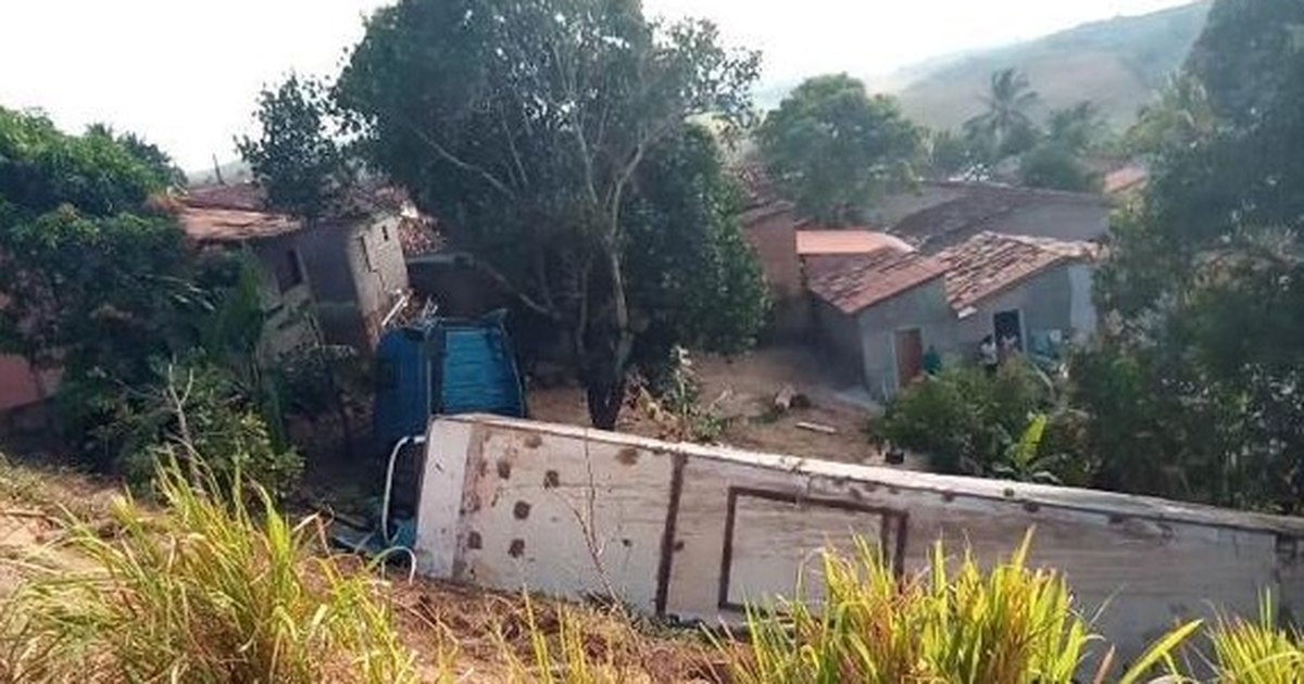 V Deo Carreta Sobra Na Curva E Cai Em Barranco Na Br Em Junqueiro