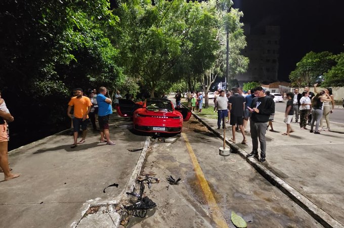 Condutor de Porsche perde controle da direção e colide com árvore em Arapiraca