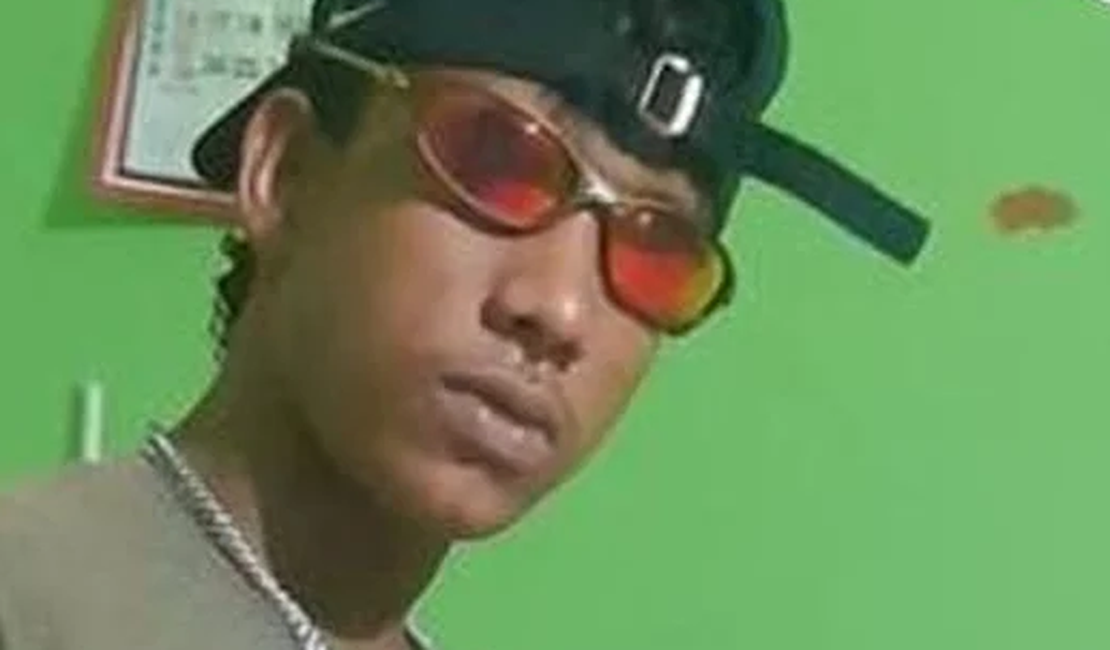 Jovem é assassinado com vários tiros em terreno baldio em Matriz de Camaragibe