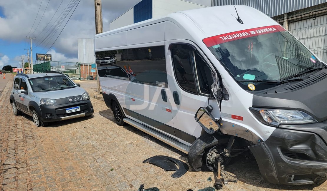 Van fica desgovernada e quase bate em poste após colisão contra carro na AL-110, em Arapiraca