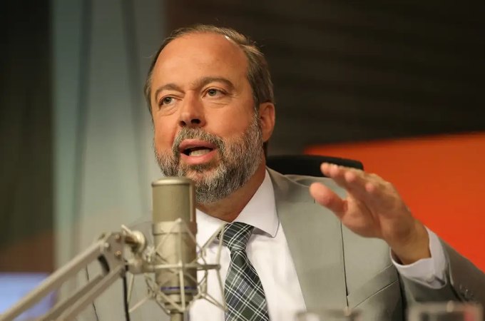 Não foi falta de energia, mas problema técnico, diz ministro Silveira