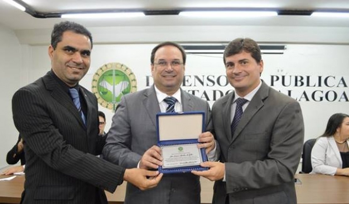 Secretário Luciano Barbosa recebe homenagem da Defensoria Pública