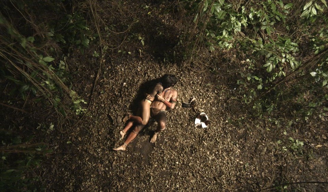 Piatã tenta terminar com Jacira, e eles fazem amor
