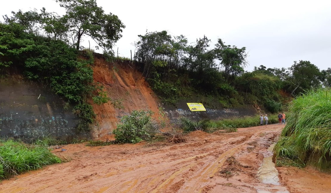 V Deo Deslizamento De Barreira Bloqueia Tr Nsito Em Rodovia No Agreste