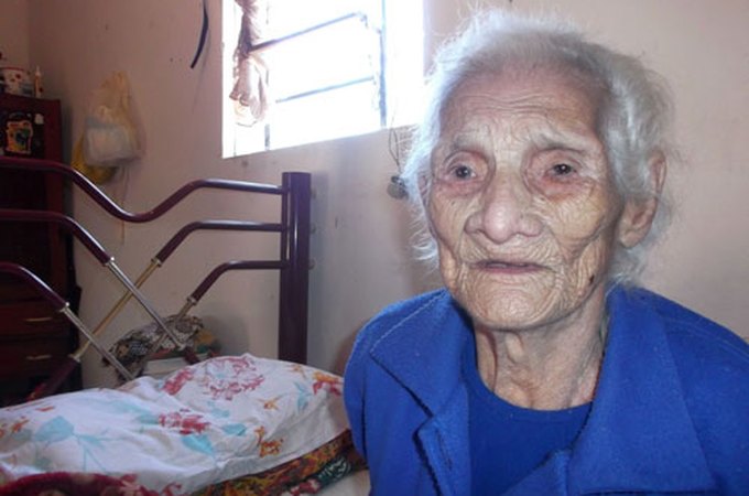 Idosa de 120 anos tem aposentadoria cortada por 'ser velha demais'