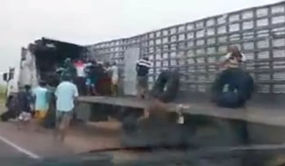 Carreta carregada de pneus tomba e carga é saqueada na AL-110 em São Sebastião