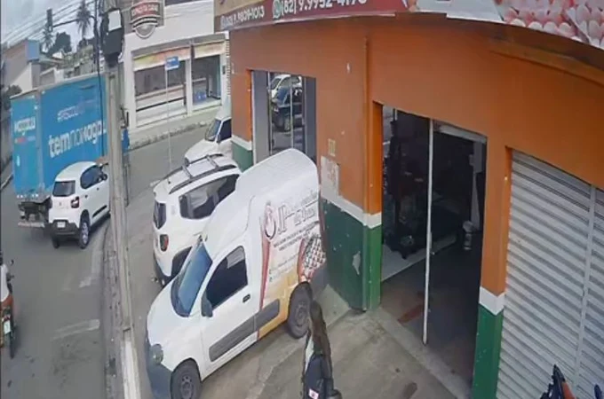 VÍDEO. Colisão entre caminhão-baú e automóvel é registrada no bairro Cacimbas, em Arapiraca