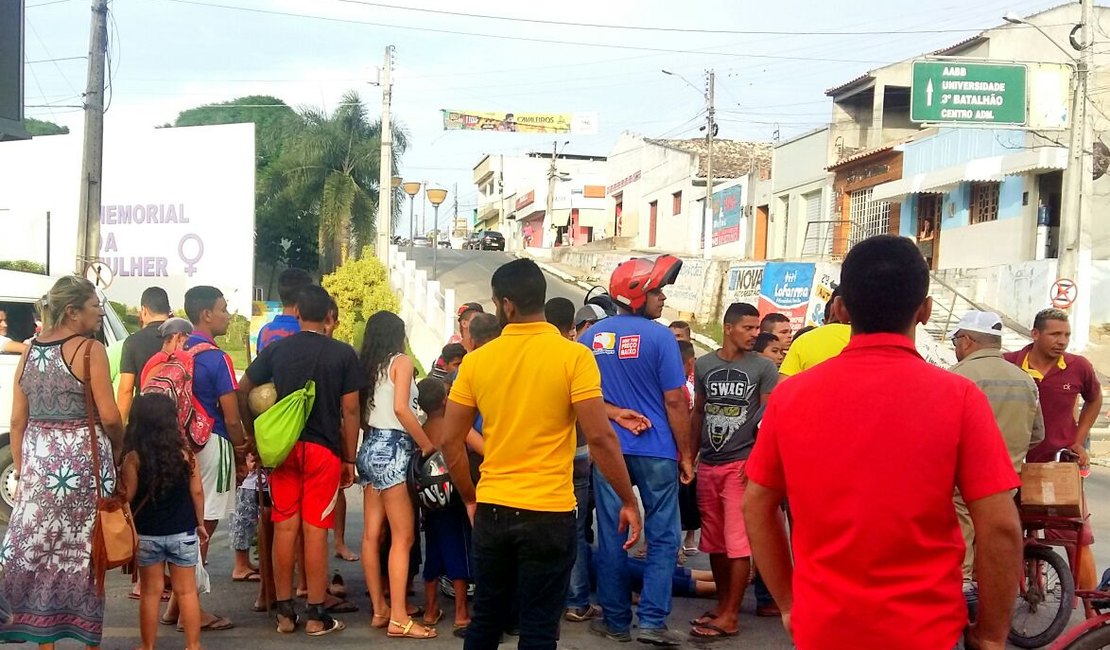 Mulher fica ferida após colisão entre carro e moto no Parque Ceci Cunha, em Arapiraca