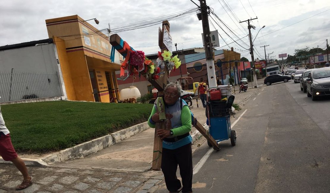 Pernambucano que percorre o país carregando cruz para pagar promessa passa por Arapiraca