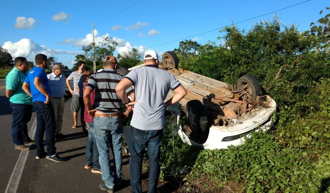 Motorista perde controle de carro e capota veículo na AL-115, no Agreste