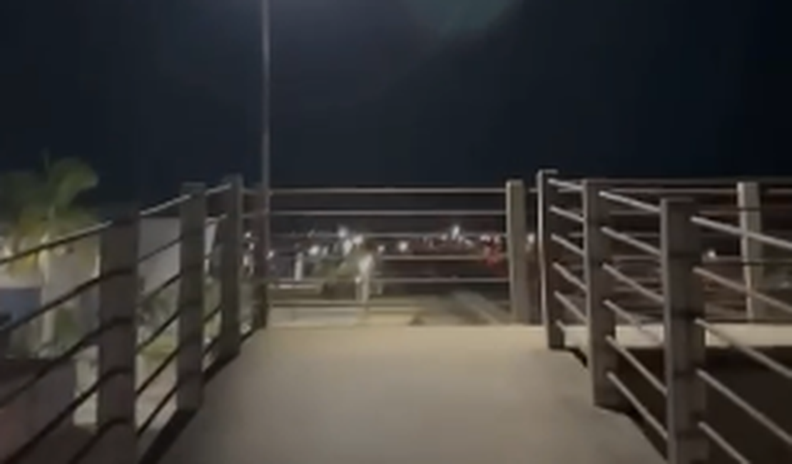 Jovem é resgatada por policiais da 10ª Companhia Independente em cima de passarela em Teotônio Vilela