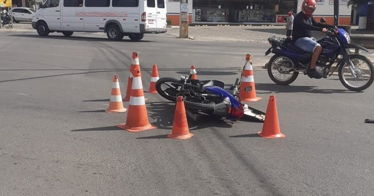 Condutor De Autom Vel Fura O Sinal Vermelho E Atinge Motociclista Na Al