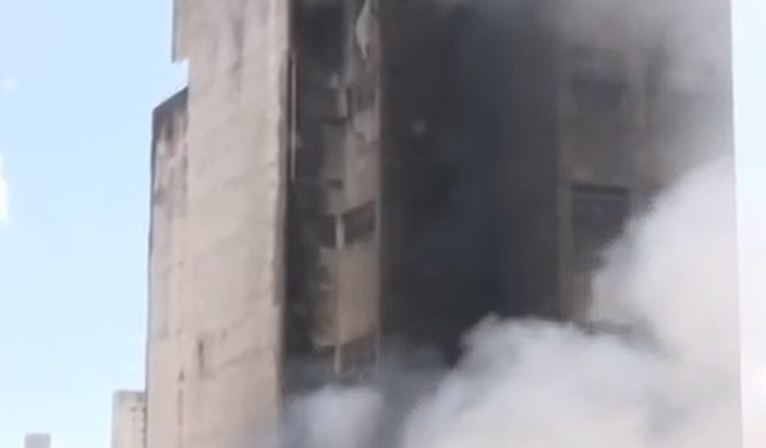 Prédio ao lado de loja incendiada tem foco de incêndio, em Maceió