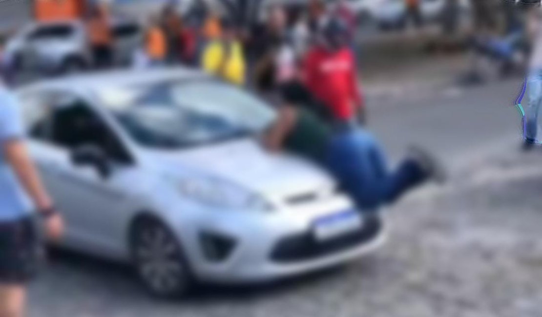 VÍDEO: Mulher sobe no capô do carro do marido ao flagrá-lo com suposta amante em Maceió