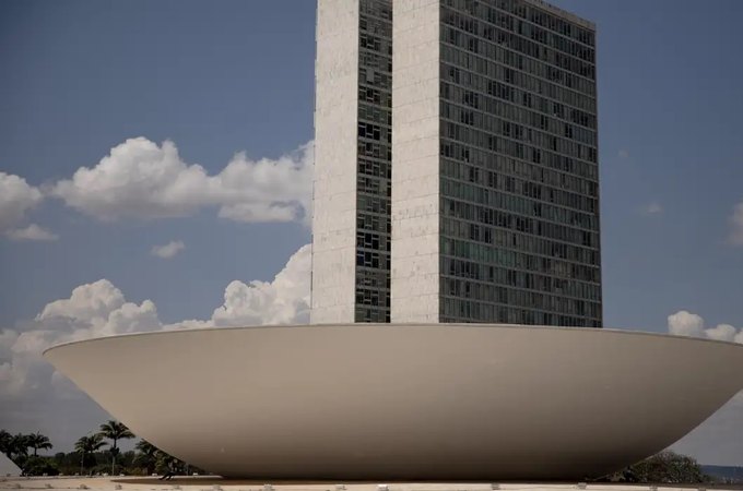 Câmara declara perda de mandato a 7 deputados e dá posse a substitutos