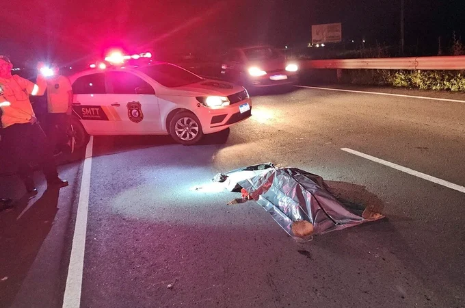 Mulher morre atropelada e motorista foge sem prestar socorro, na AL-101 Sul, Barra de São Miguel