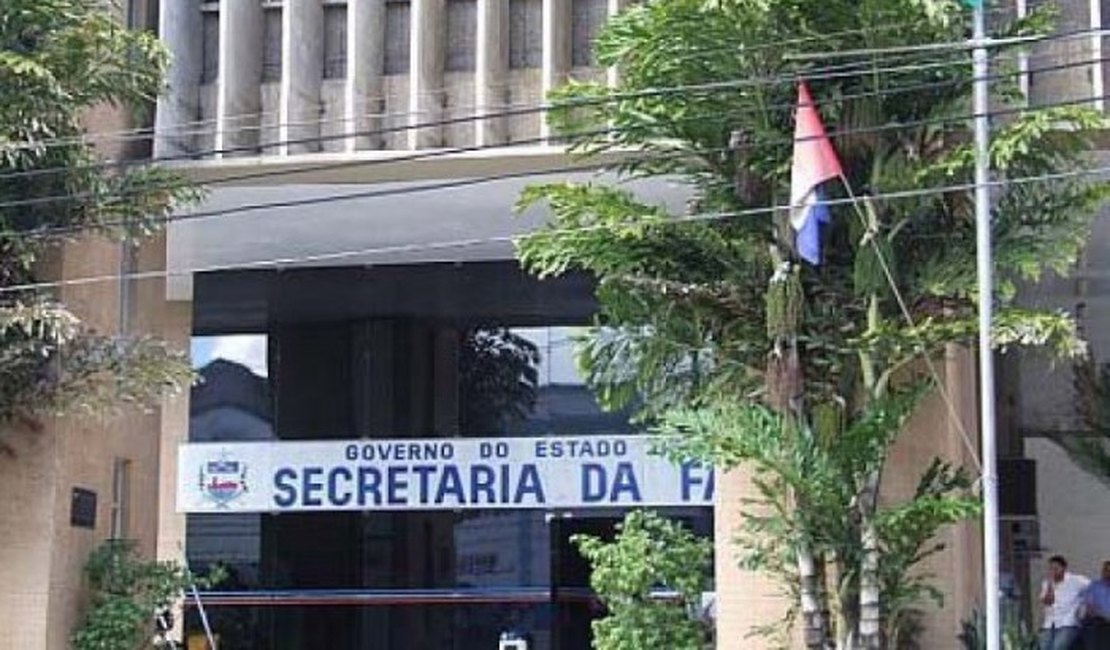 Servidores públicos protestam por reajuste salarial em Alagoas