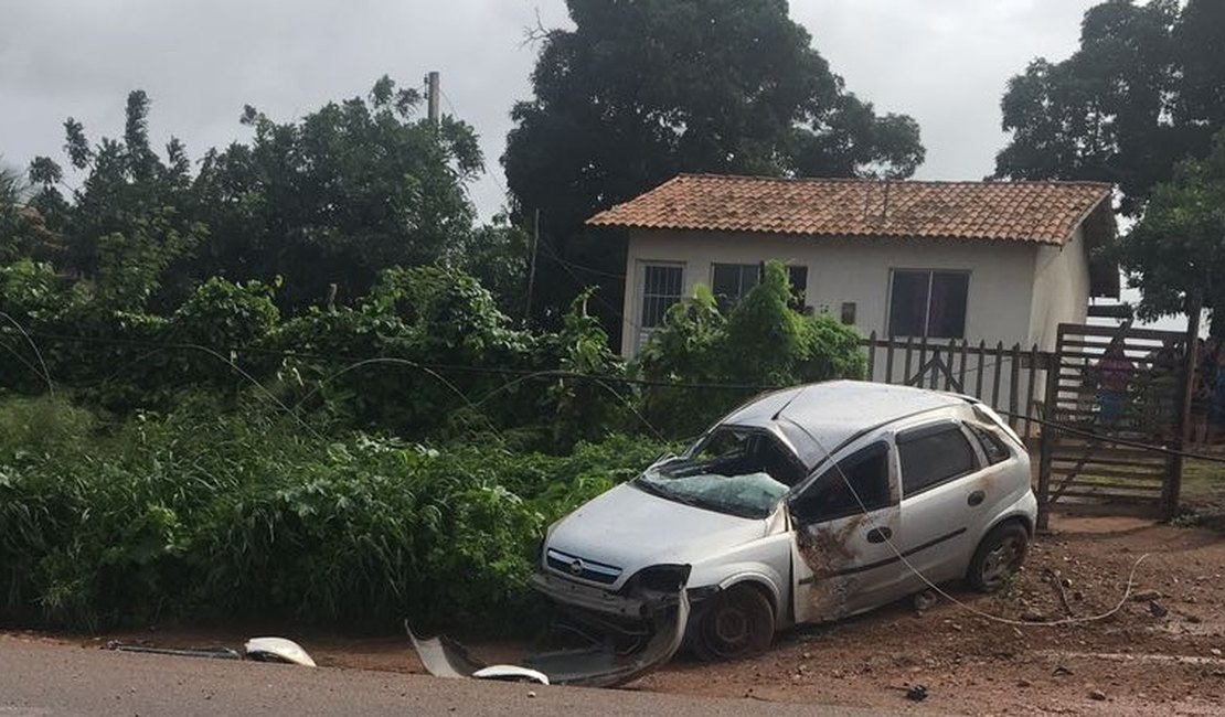 Motorista perde controle de carro e bate em poste na zona rural de Arapiraca