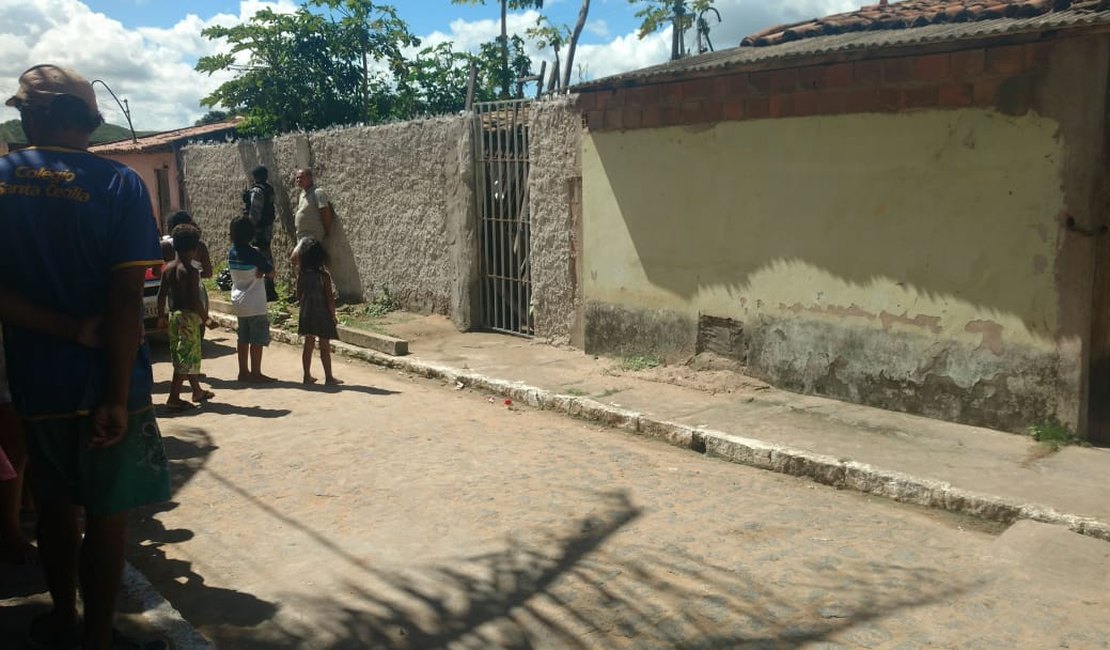 Aposentado é encontrado morto na casa onde morava no bairro Bonsucesso, em Arapiraca