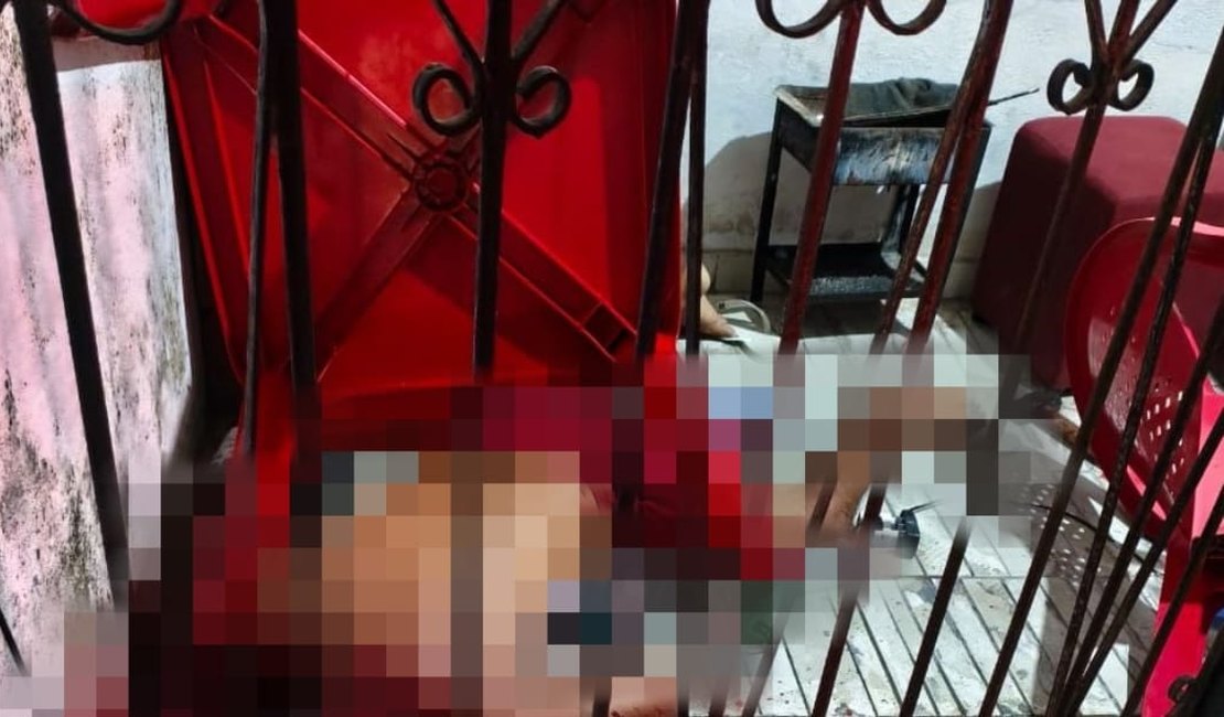 Homem é morto com faca, garrafa quebrada e martelo após bebedeira, na parte alta de Maceió