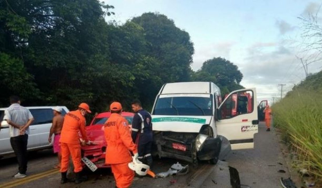Colisão entre carro e van deixa dois feridos em Porto Calvo