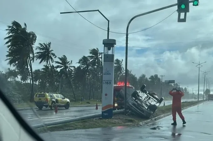 Motorista embriagado capota carro e fica ferido, no Pontal da Barra em Maceió