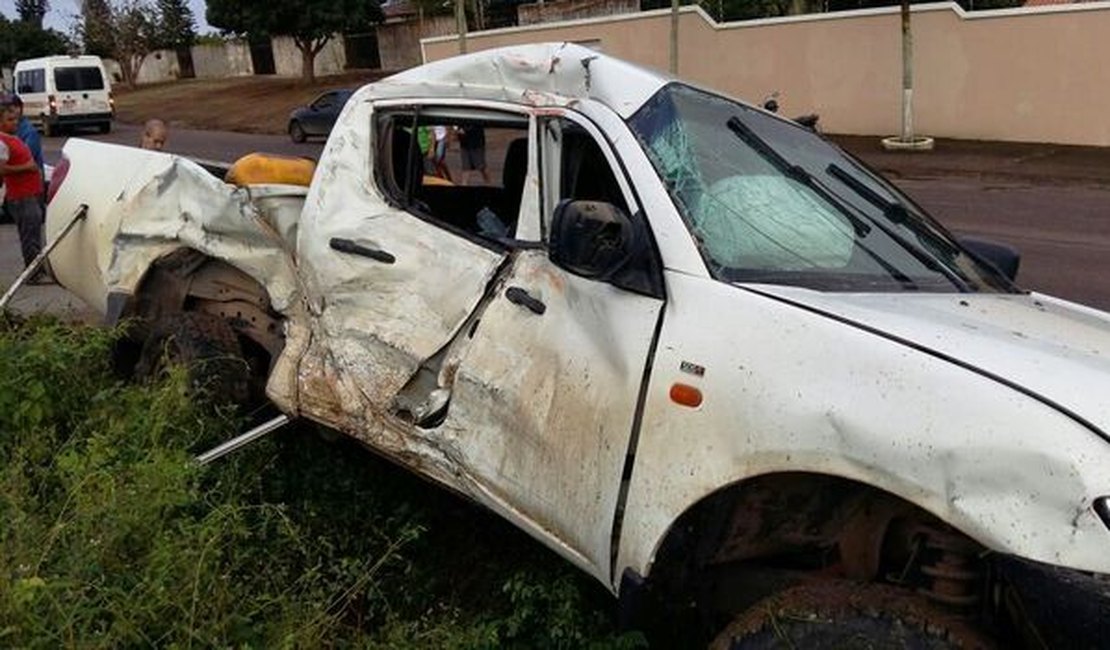 Picape em zigue-zague na AL-110 bate de frente com caminhão e motorista fica ferido