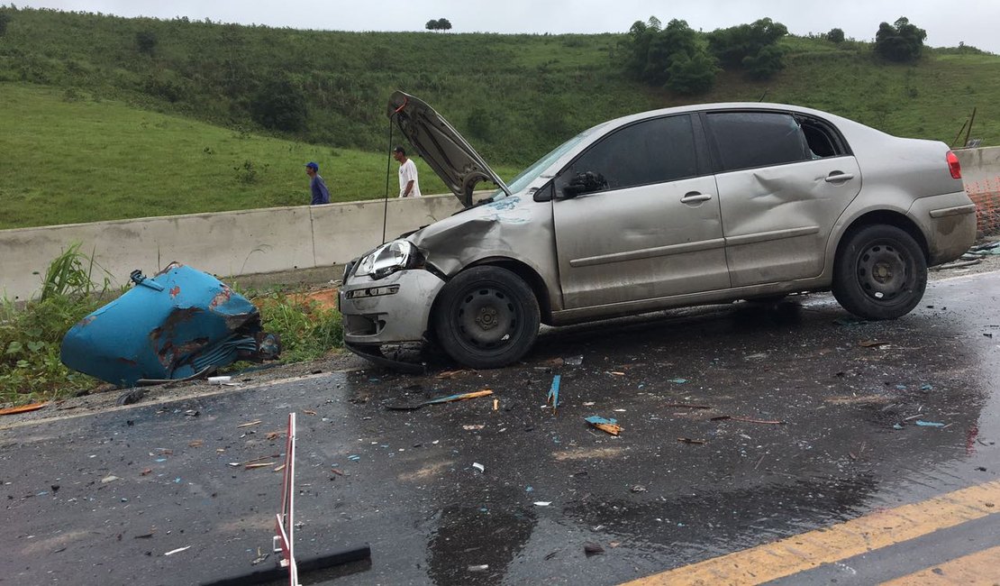 Acidente envolvendo dois caminhões e um carro é registrado na BR-101, em AL