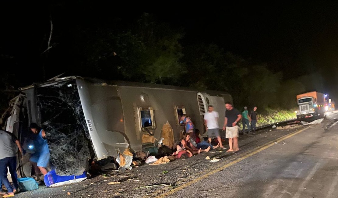 Trágico acidente com ônibus deixa ao menos 13 mortos e dezenas de feridos na BR 423, no Agreste de Pernambuco