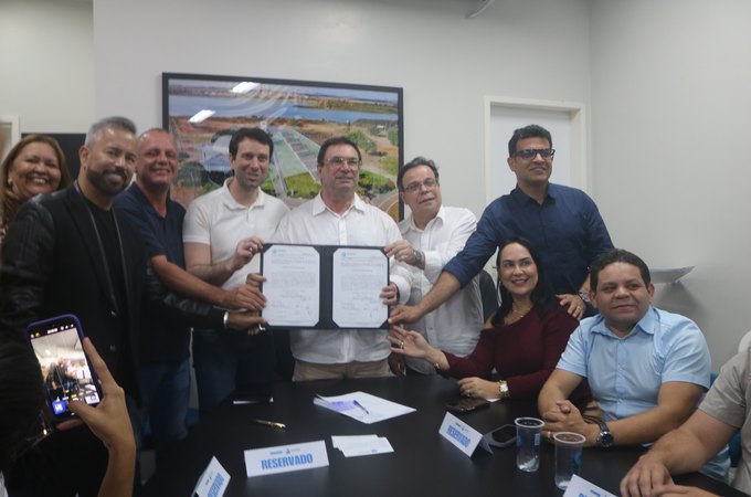 Luciano Barbosa e Daniel Barbosa entregam veículos e anunciam novas creches e escola em tempo integral no município