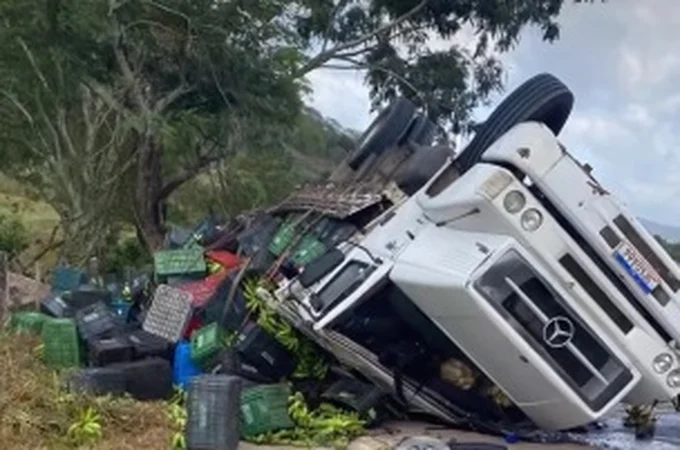 Caminhão carregado com bananas tomba na AL-220, em São José da Tapera