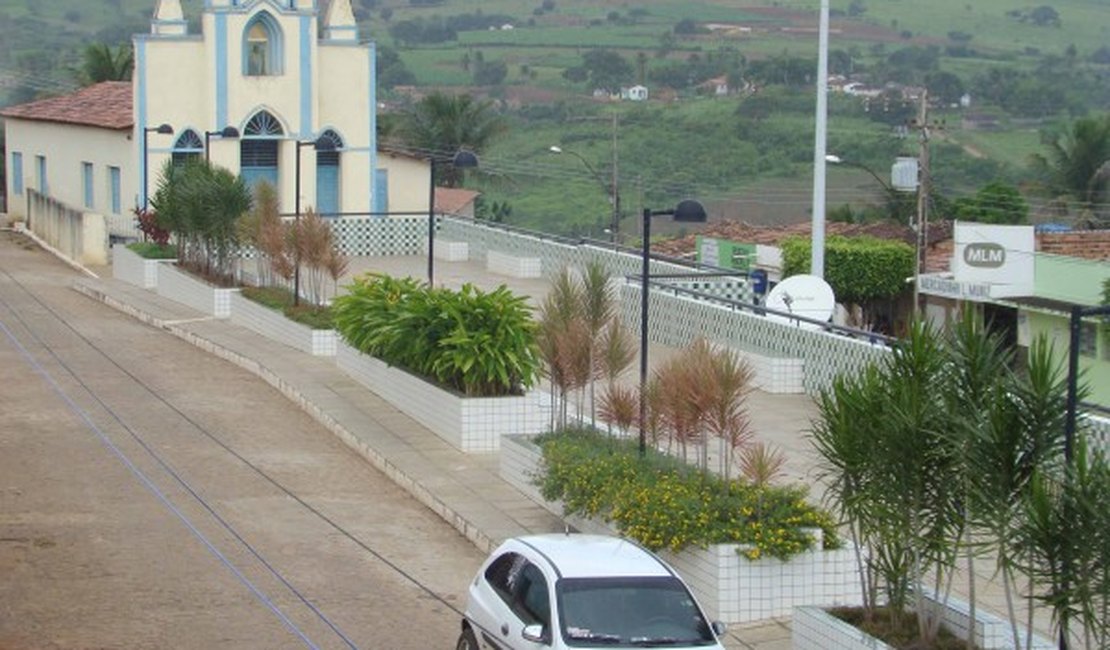 Bandidos armados fazem mãe e filho reféns e roubam R$ 7 mil, em Coité do Nóia