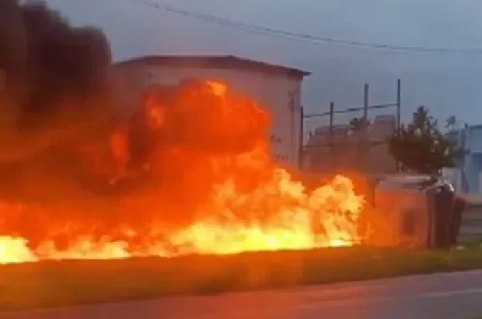 Caminhão com combustível tomba e pega fogo na BR-101; incêndio atinge casas e canal