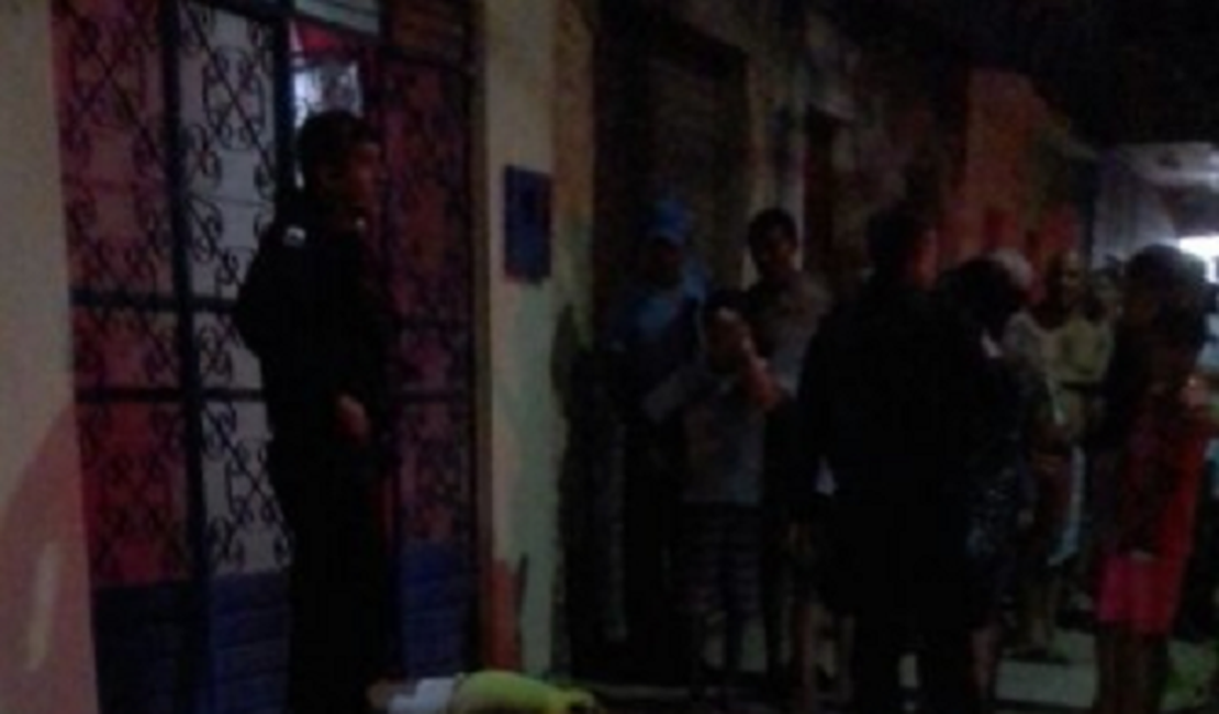 Mulher é assassinada nos fundos de delegacia de Penedo, AL