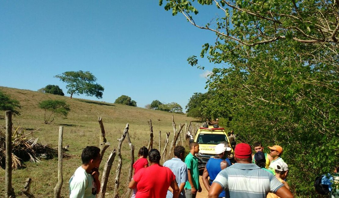 Populares encontram homem enforcado em estrada de barro no Brisa do Lago, em Arapiraca