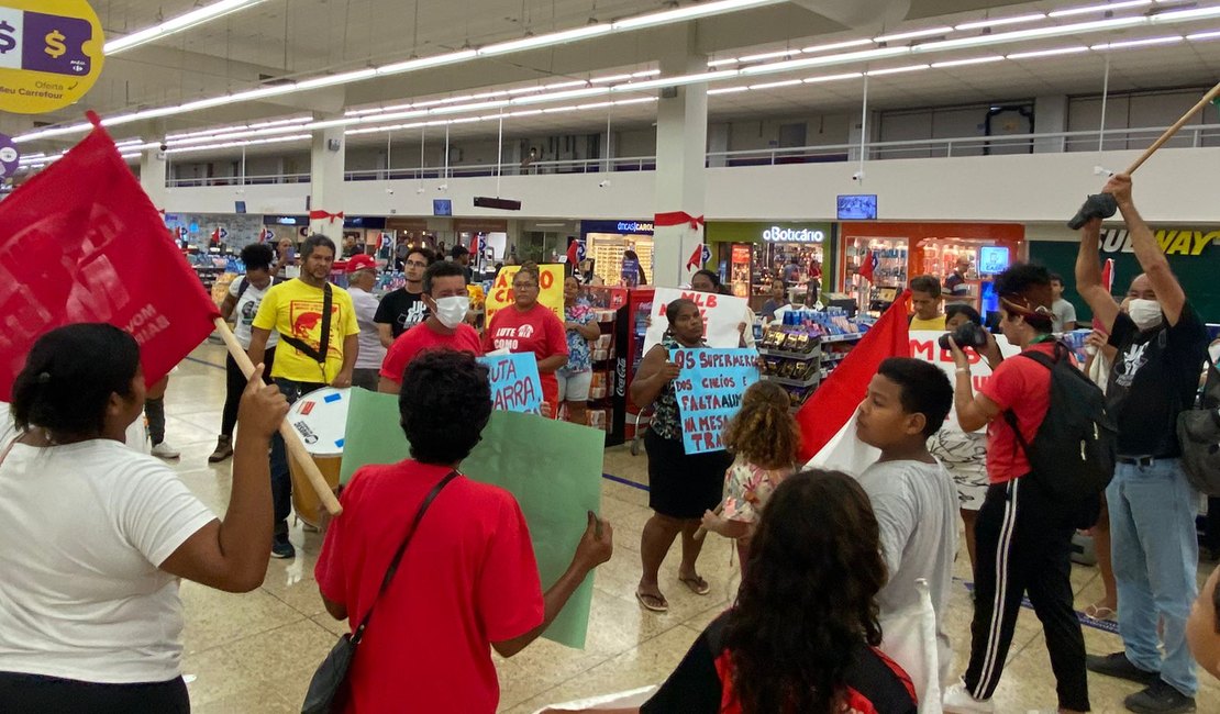 Grupo realiza protesto em unidade do supermercado Carrefour, em Maceió