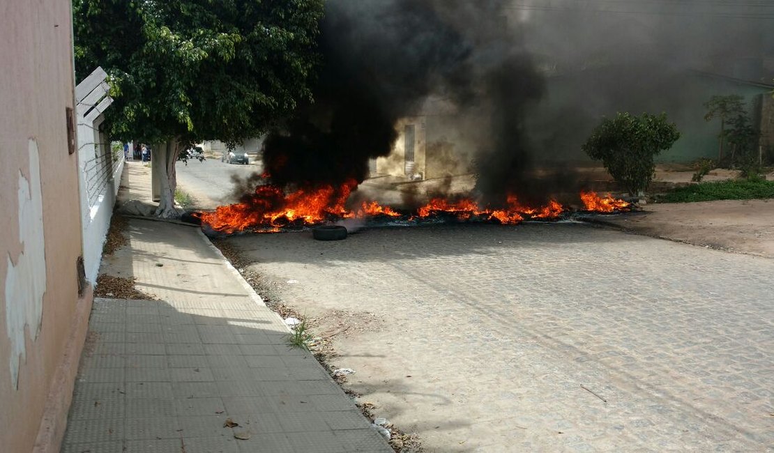 Moradores do bairro Boa Vista bloqueiam rua em protesto por lombadas