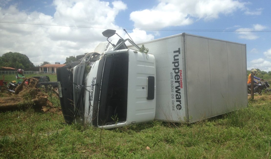 Motorista perde controle e tomba caminhão da empresa Tupperware em Arapiraca