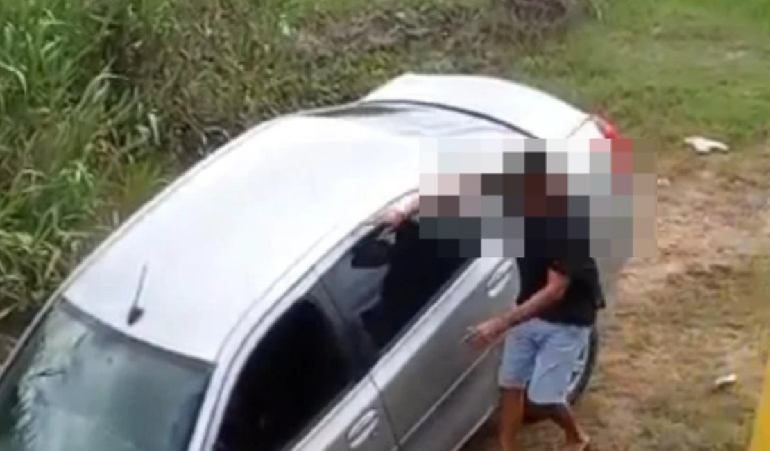 Carro vai parar em rio e fica parcialmente submerso, em São Luís do Quitunde
