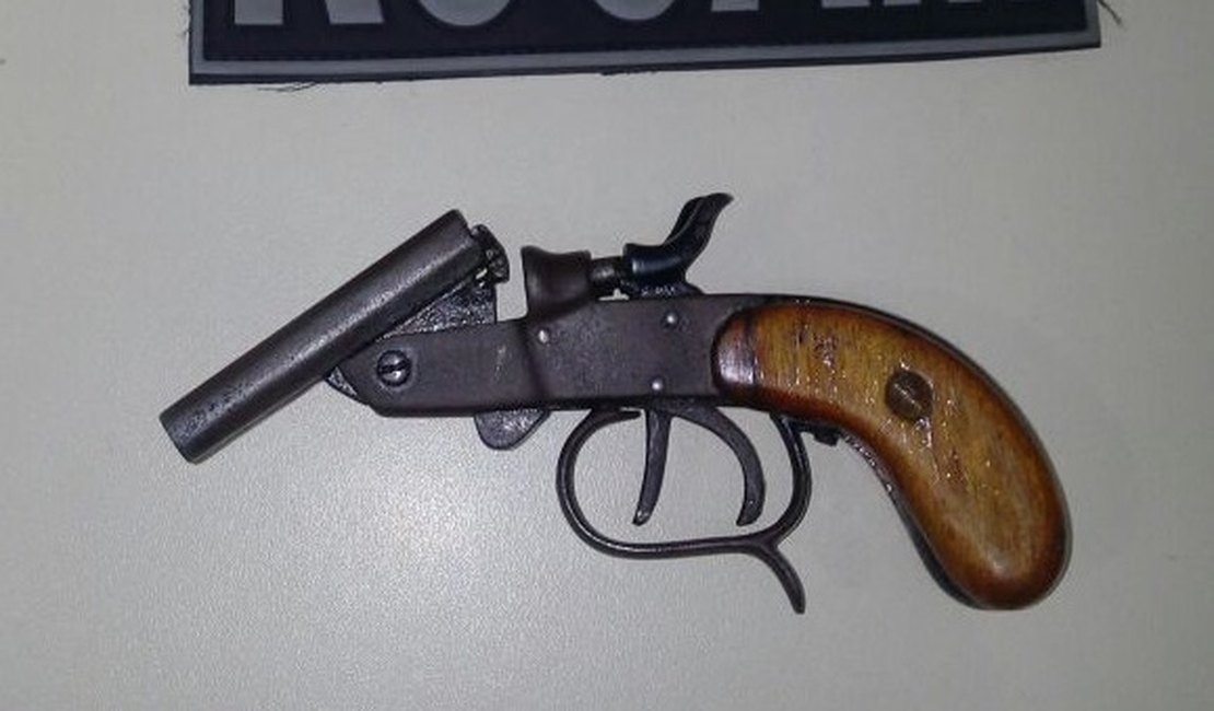 Polícia apreende arma de fogo e jovem é conduzido à delegacia, em Arapiraca