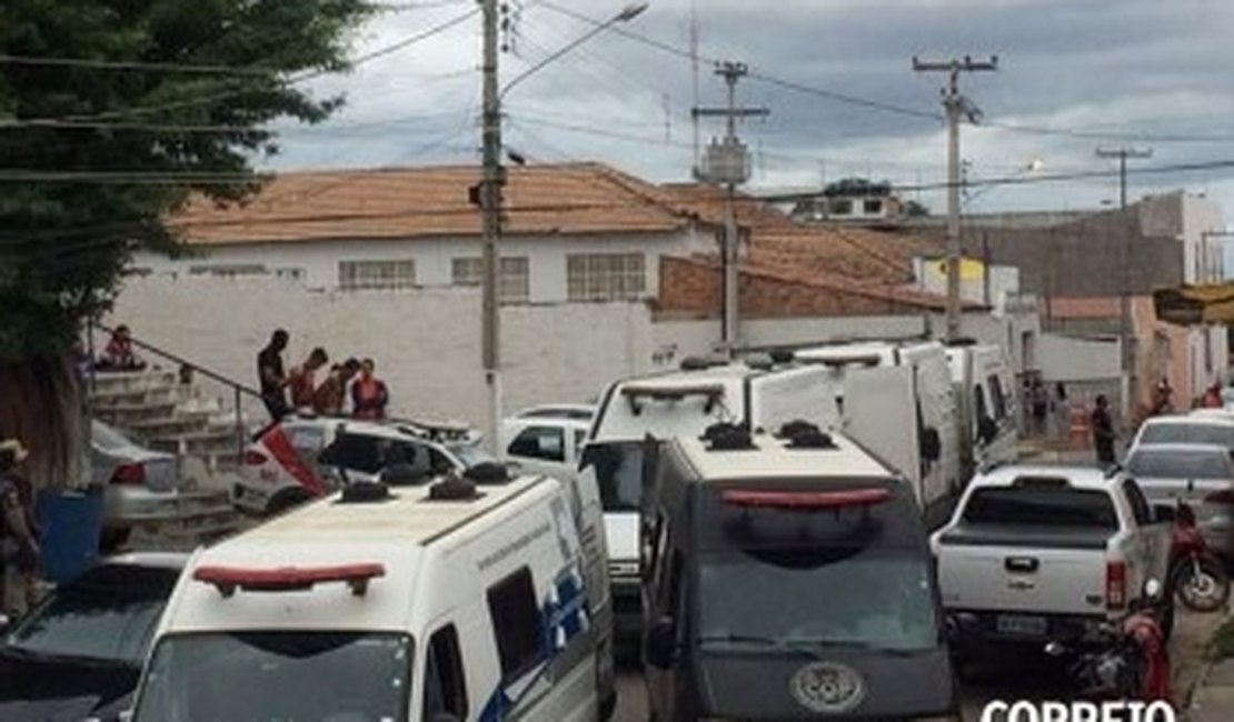 48 detentos são transferidos de Delmiro Gouveia para o Presídio do Agreste