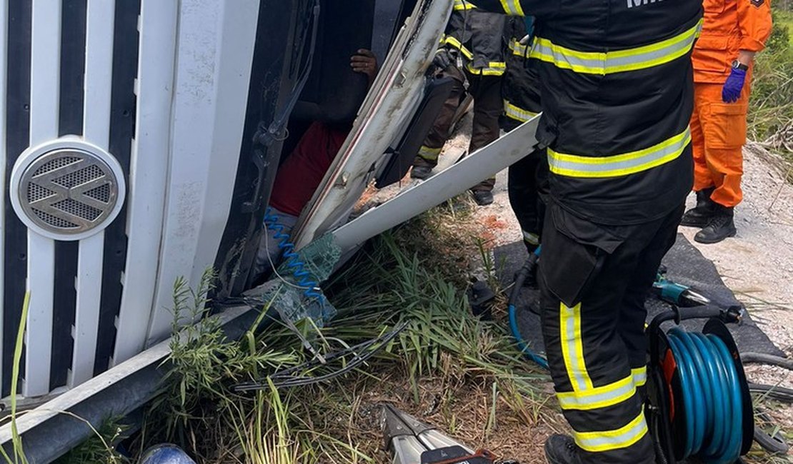 Motorista fica preso às ferragens após caminhão tombar, em Alagoas