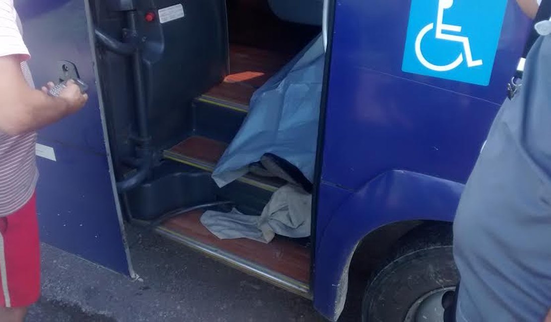 Motorista tem ataque fulminante e morre dentro de ônibus em São Miguel